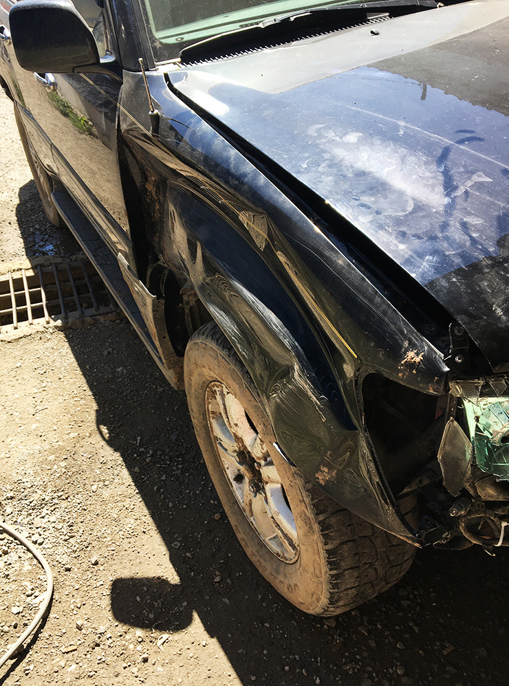 Во время ДТП машина съехала в кювет — повредилось правое крыло автомобиля