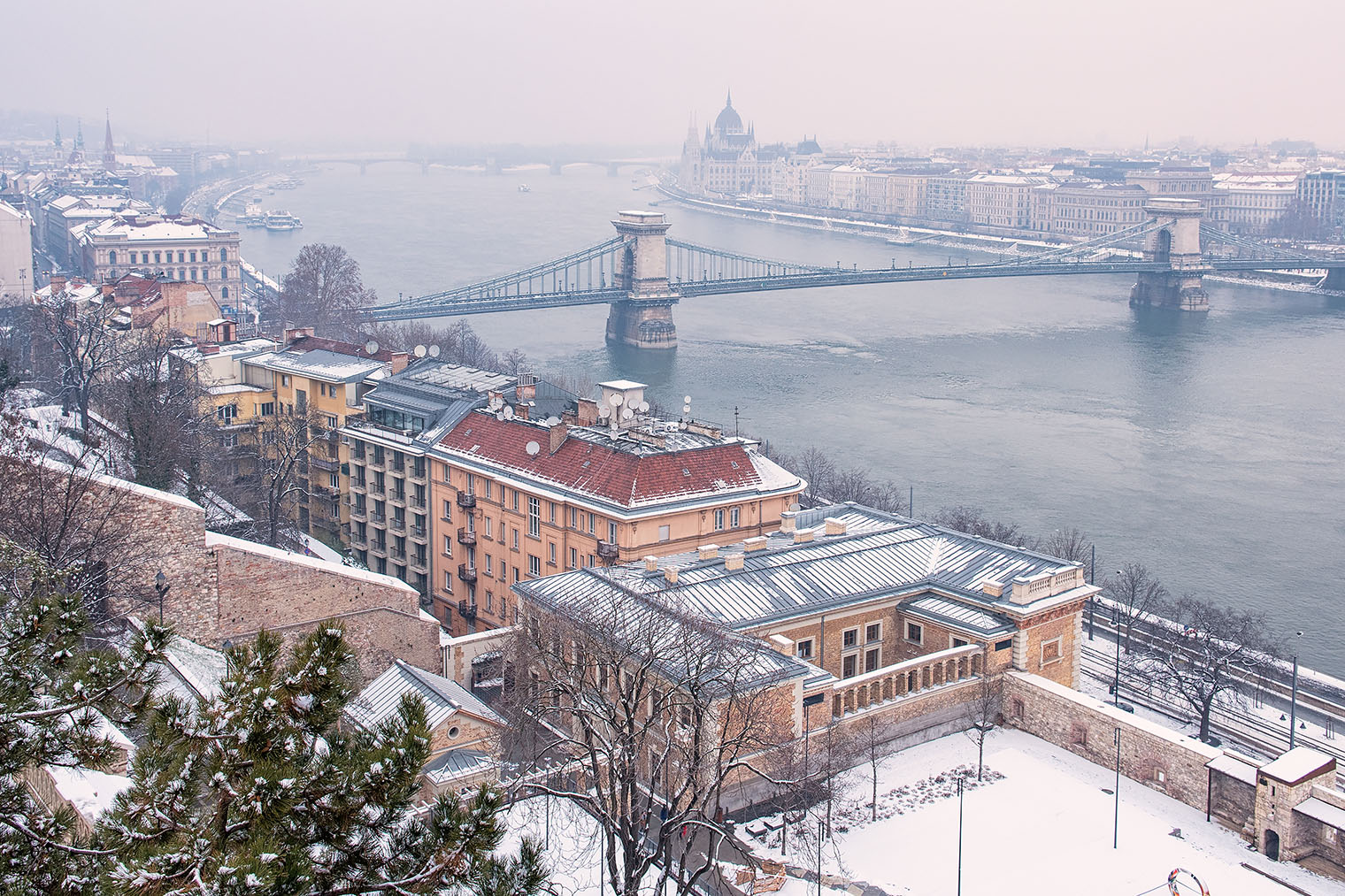 Будапешт прекрасен в любое время года. Фотография: Botond Horvath / Shutterstock / FOTODOM