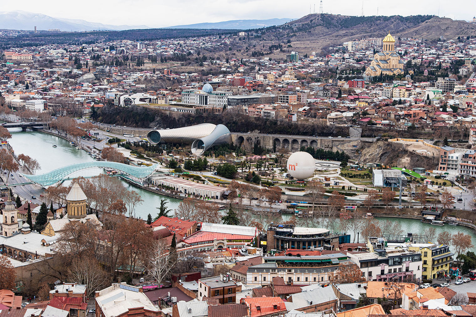 Вид на Тбилиси с горы Мтацминды. Фотография: Arunporn Thanapotivirat / Shutterstock / FOTODOM