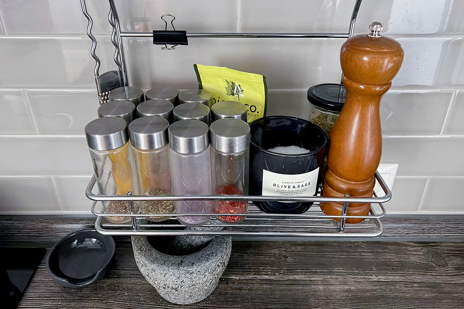 Полочку с часто используемыми специями, солью и мельницей для перца повесила на рейл над рабочей поверхностью кухни