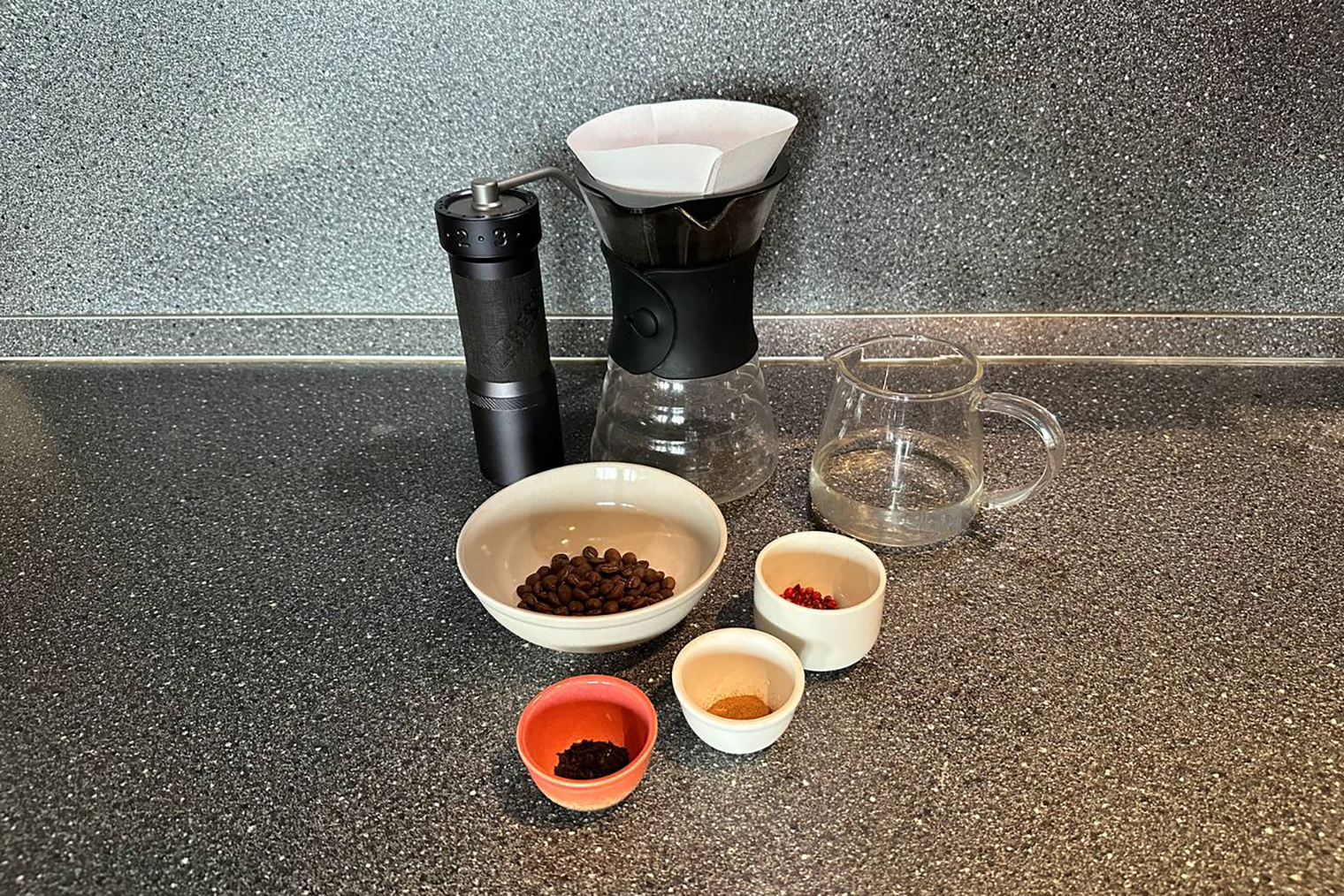 Ингредиенты и инвентарь для кофе со специями из «Дюны»