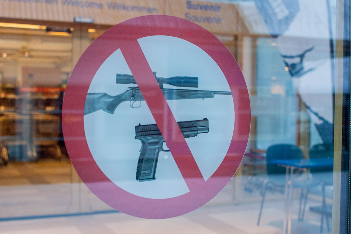 Почему запрещено запрещенное оружие. Почему в метро нельзя с оружием. Почему здесь нельзя оружение.