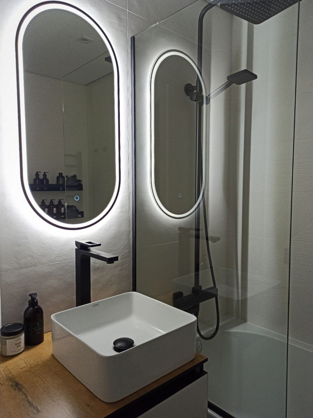 Вид с основным светом и с подсветкой зеркала. Раковина фирмы Azario габаритами 35 × 35 см