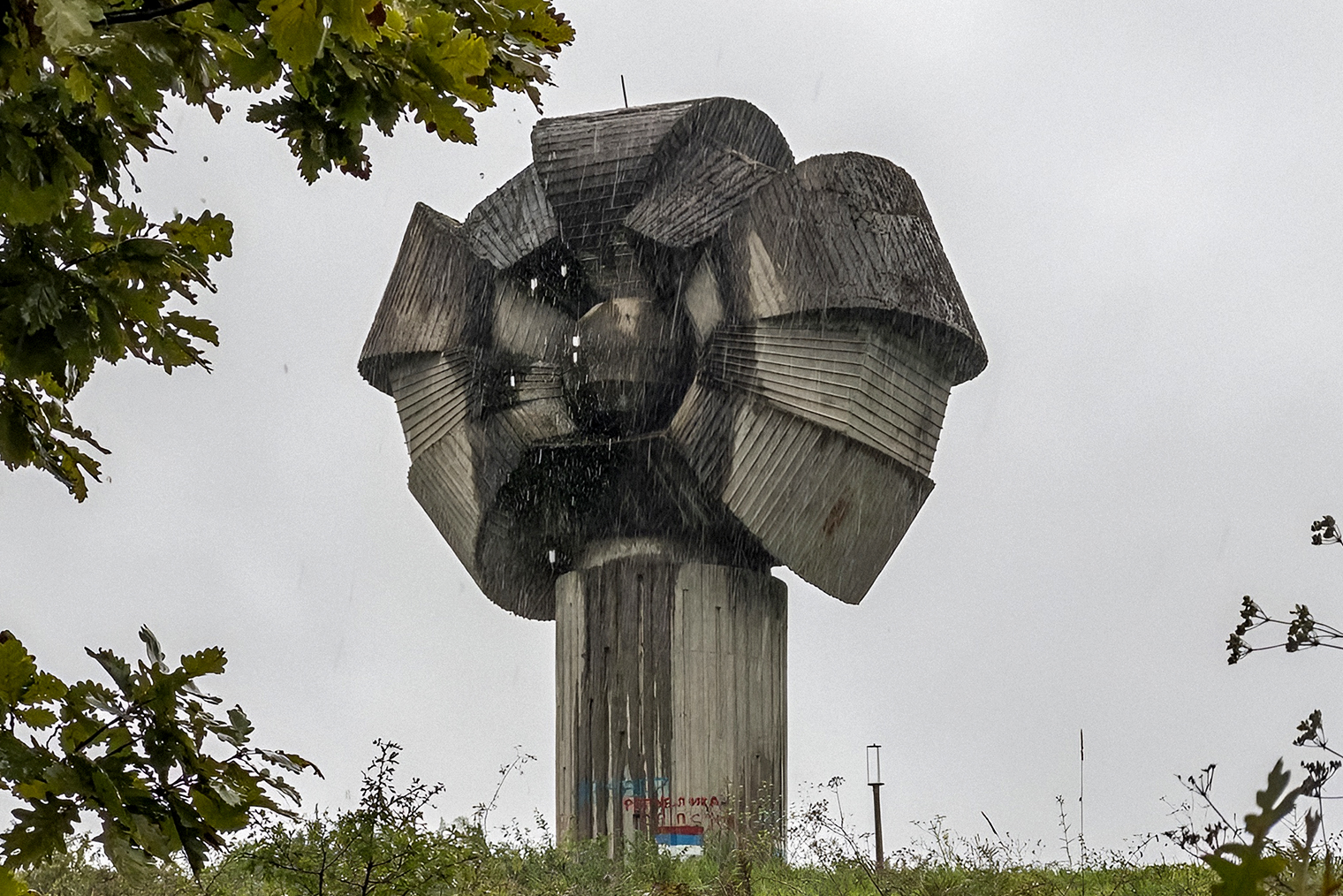 Памятник свободы в Боснии и Герцеговине, недалеко от границы с Хорватией. Ближайший крупный город — Нови-Град. Координаты: 45°08'32.3''N 16°29'47.5''E