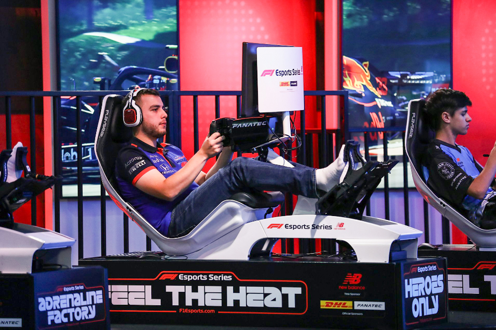 В таких игровых креслах проходят гонки киберверсии «Формулы-1». Источник: scuderia.alphatauri.com