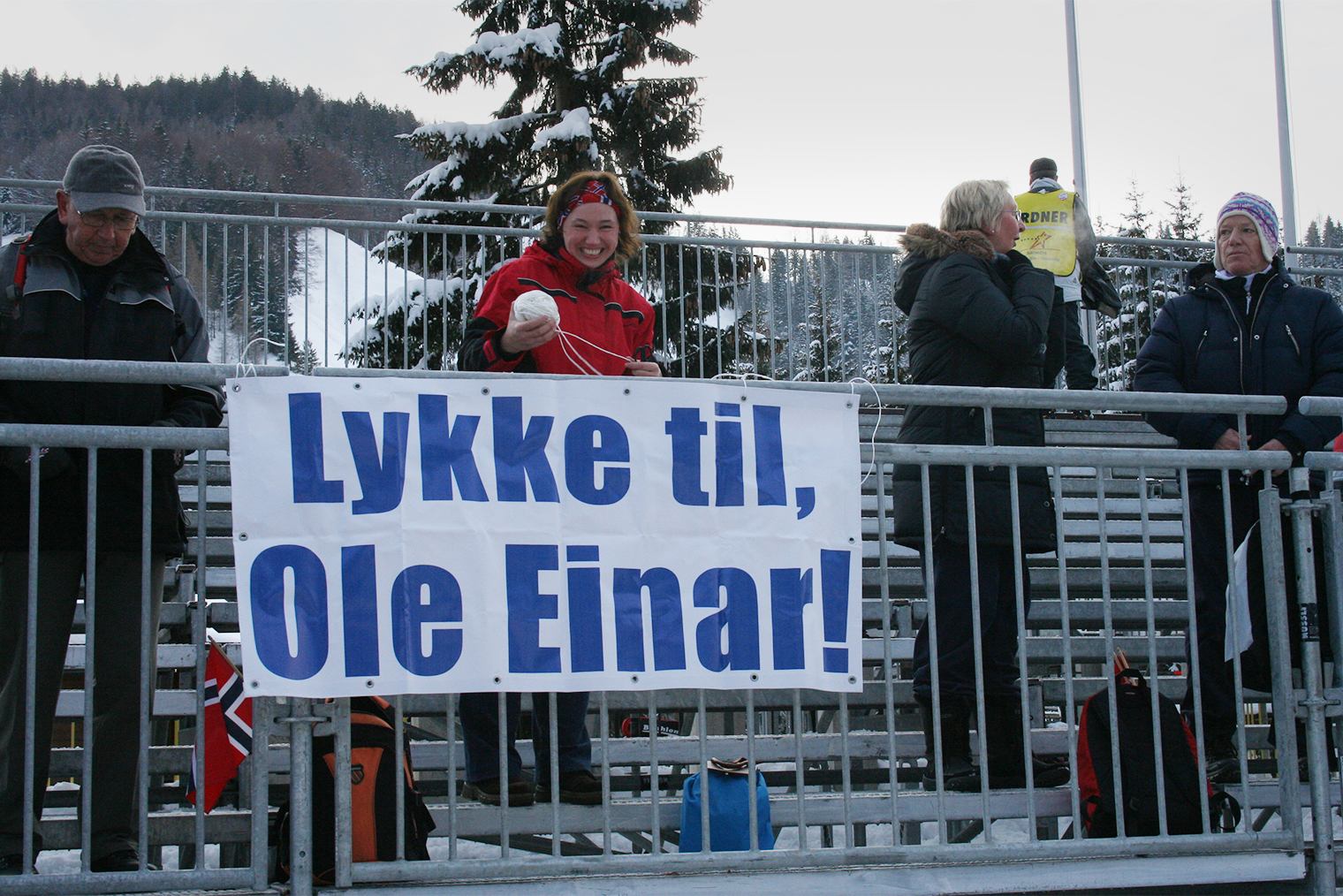 Хохфильцен, Норвегия, 2011 год. Снимок хоть и темный, но атмосферный: привязываю виниловый баннер. Место для баннера перед гонкой найти непросто, так что надо приходить заранее, лучше — накануне