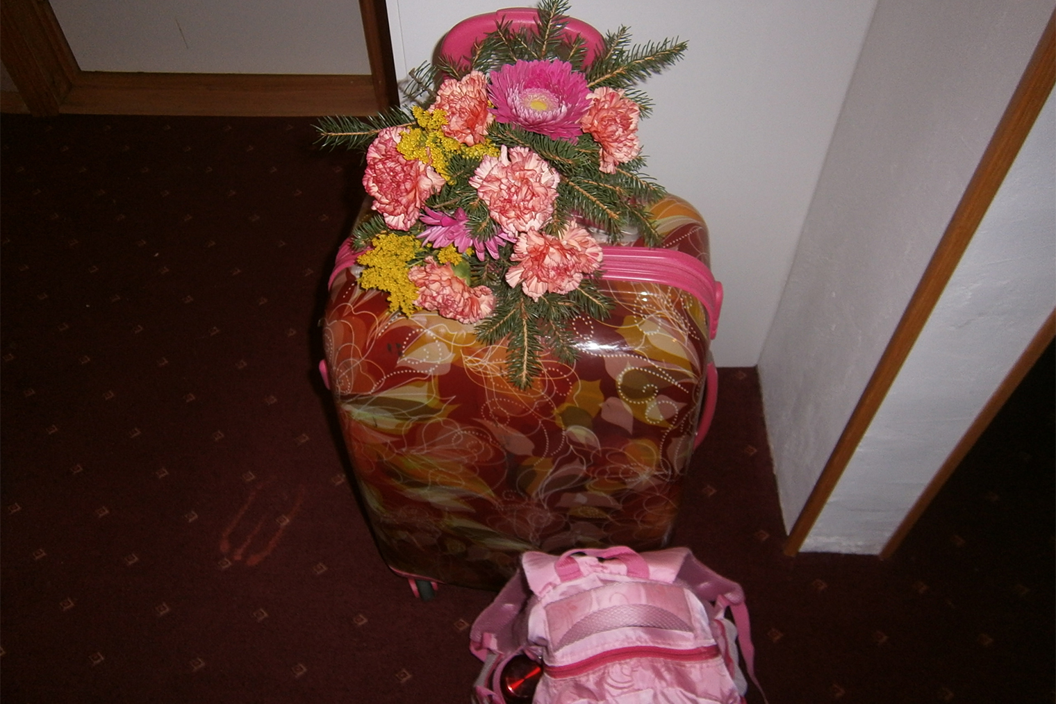 И как прекрасно этот букет подошел к моим чемодану и рюкзаку!