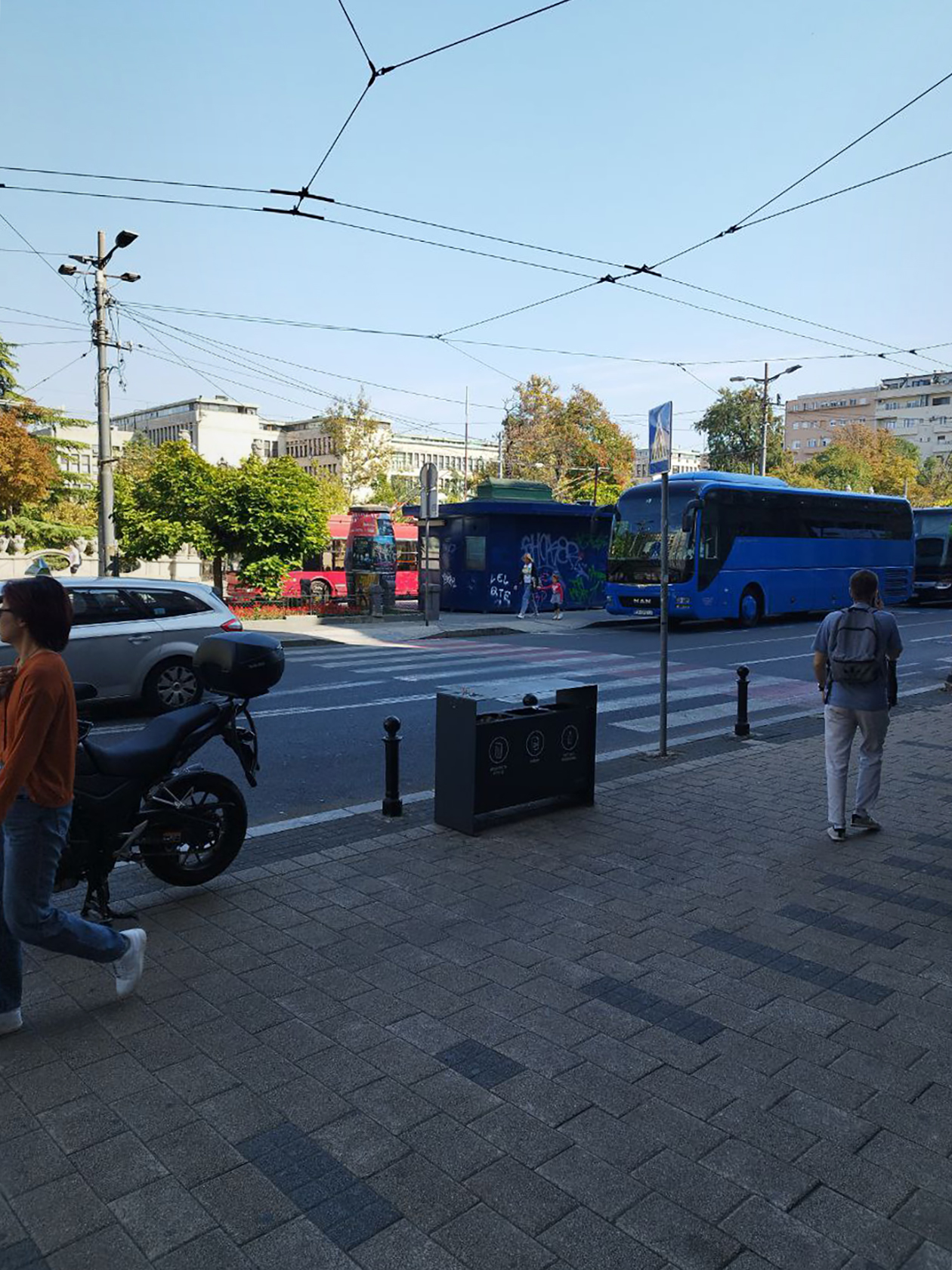 Дорога от центра Белграда на автобусе или троллейбусе до стадиона «Райко Митич» занимает от 30 минут до часа в зависимости от пробок. Безлимитный билет на сутки стоит 50 RSD, или 45 ₽