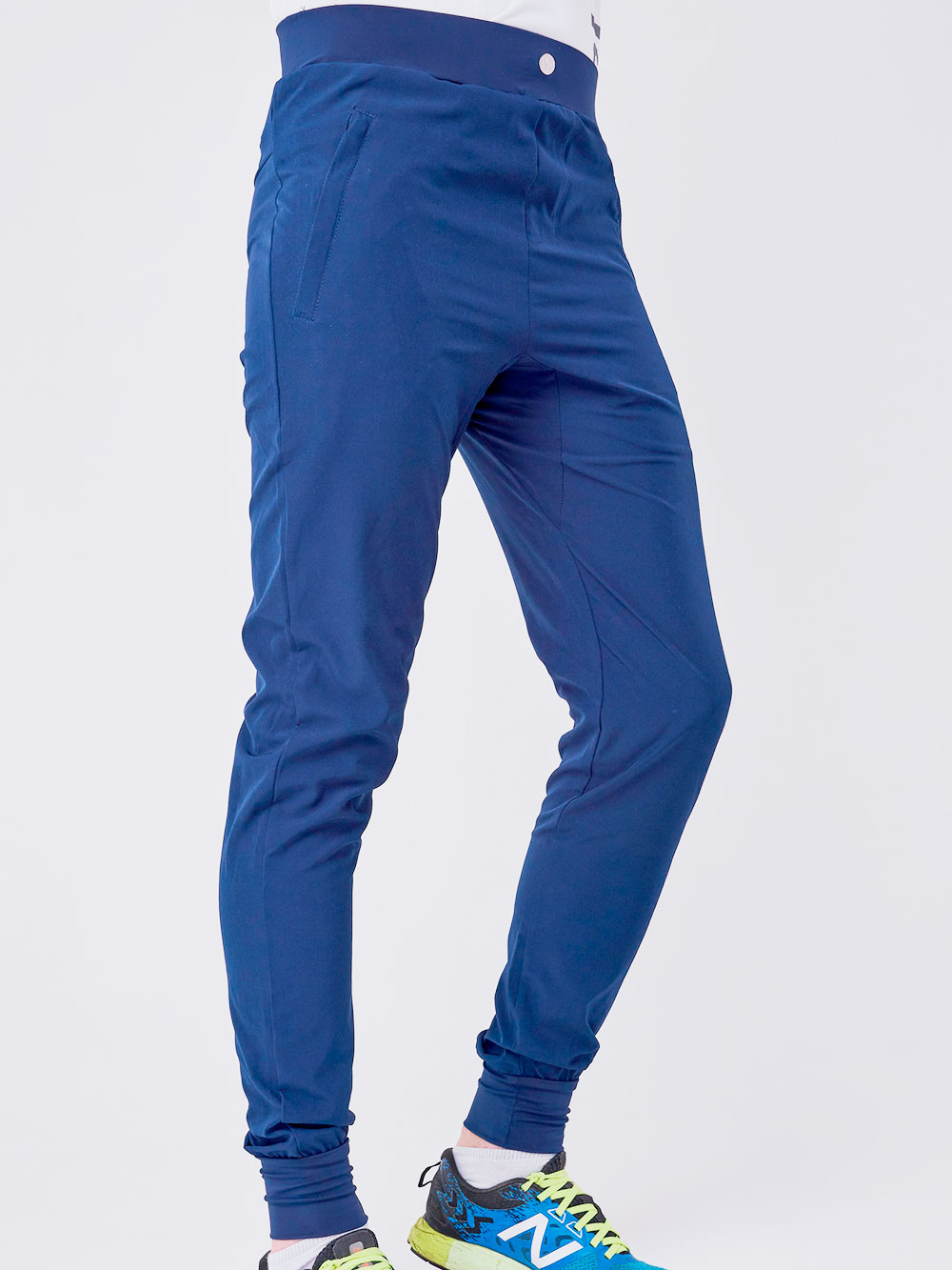 Вторые брюки в коллекции называются «Арбога». У них более повседневный вид, чем у «Джеди», широкий крой и декоративная пуговица на поясе