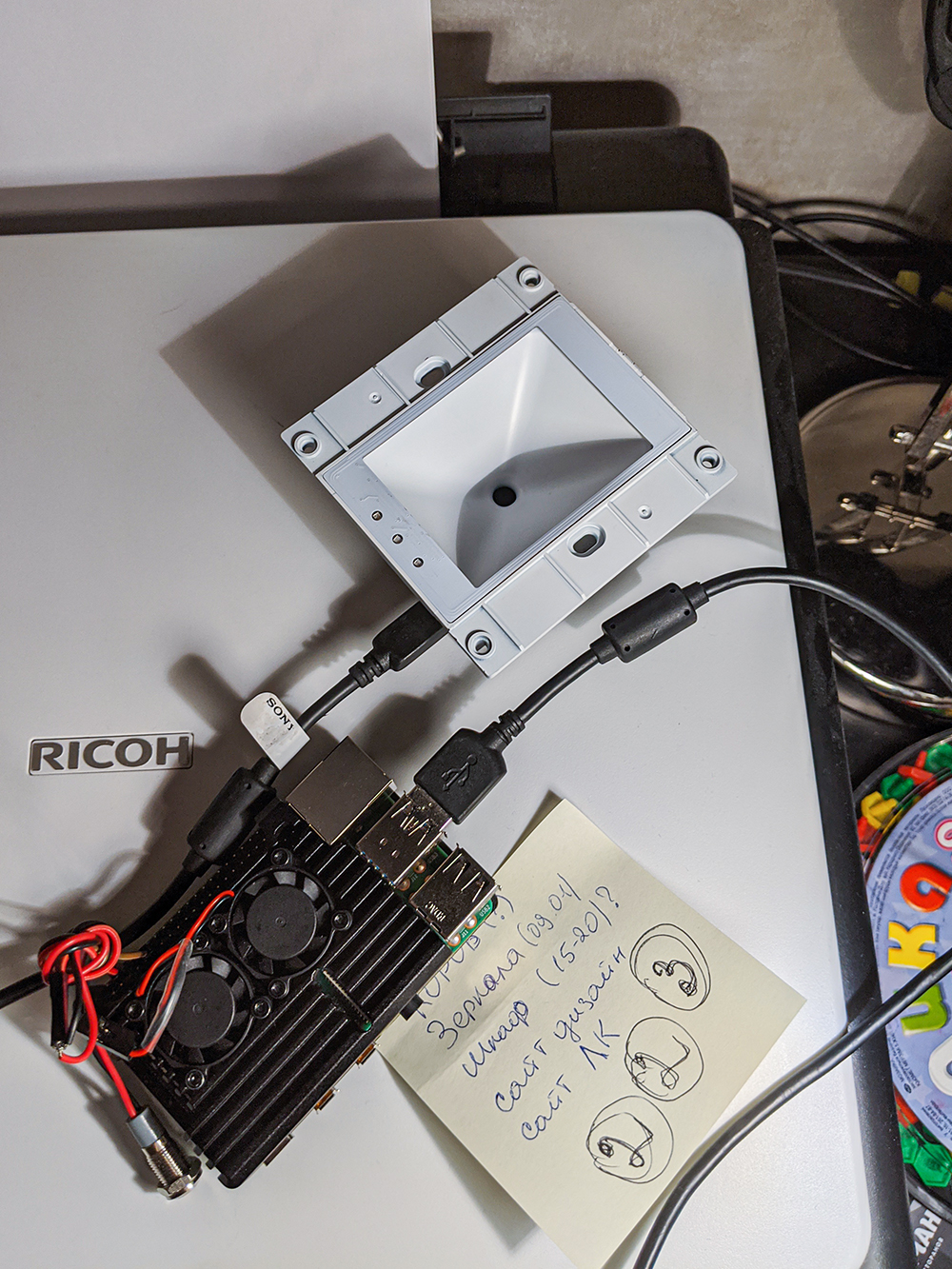 Фото я сделал, когда писал драйверы для QR⁠-⁠считывателя под Линукс и тестировал, как распознается сигнал, если нажать кнопку выхода