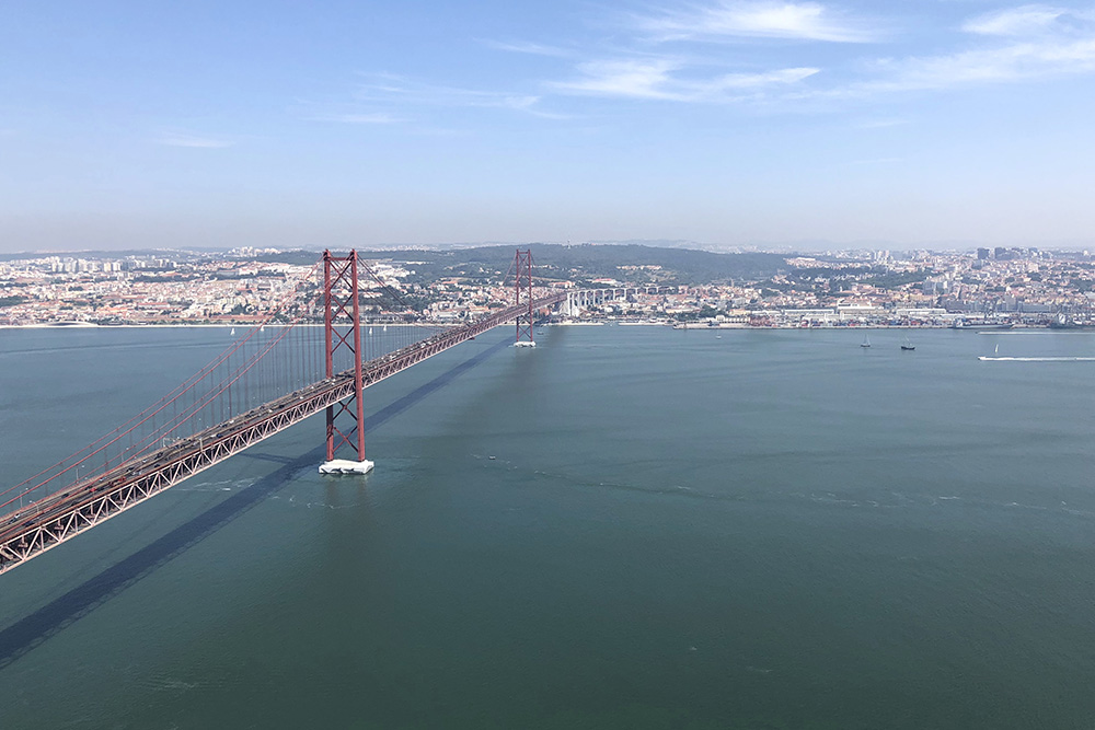 Вид со статуи Христа в Лиссабоне завораживает. Мост напоминает Золотые Ворота в Сан-Франциско