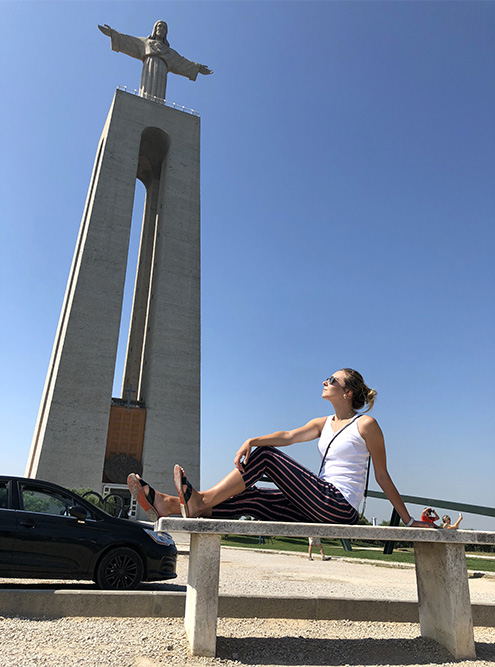 На обзорную площадку статуи Христа в Лиссабоне поднимаются на лифте, билет стоит 6 € (411 ₽). Приезжать лучше сразу после открытия: уже к обеду выстраивается длинная очередь