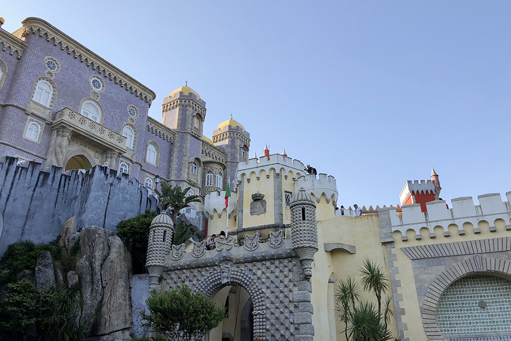 Дворец Пена похож на кукольный. Каждая его стена выкрашена в свой цвет — может показаться, что это разные замки