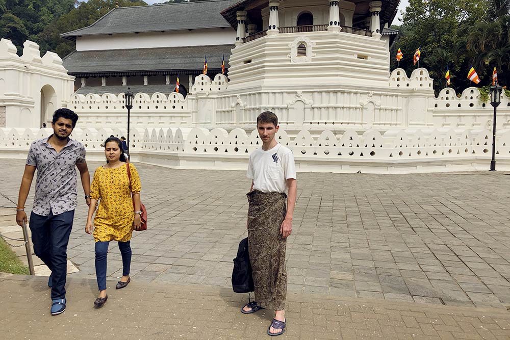 Это храм Зуба Будды. Перед входом на территорию мужа заставили повязать на бедра платок, а мне пришлось надеть футболку поверх платья