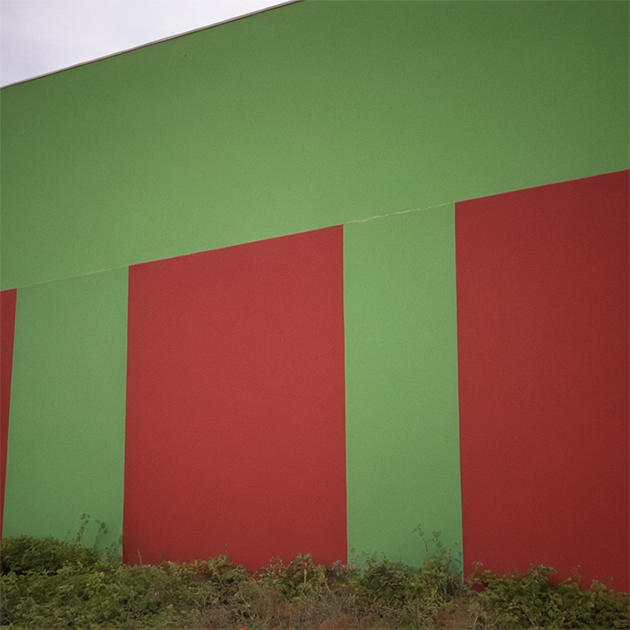 Если сгенерировать (red:1.5) and (green:0.1) wall, а затем (red:0.1) and (green:1.5) wall, получится два кадра с разными цветами. Источник: Google Collab / Fooocus