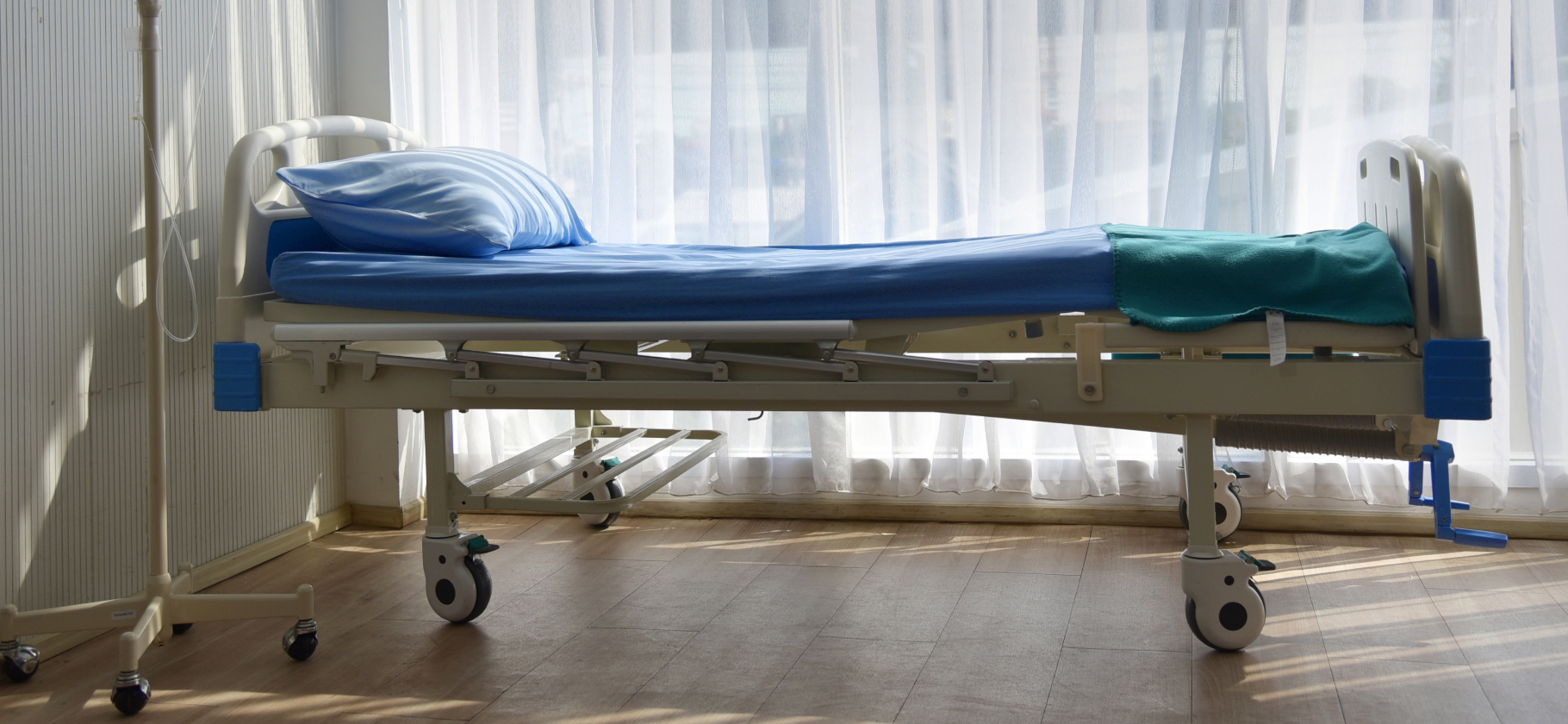 «Положили голую в коридоре»: 9 исто­рий о лечении в ста­цио­наре