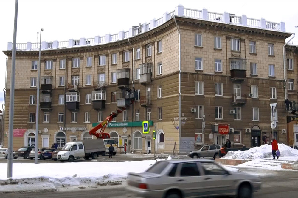 Это номенклатурная сталинка в центре города — на улице Строителей. Так и выглядит сталинский ампир. Источник: v-tagile.ru