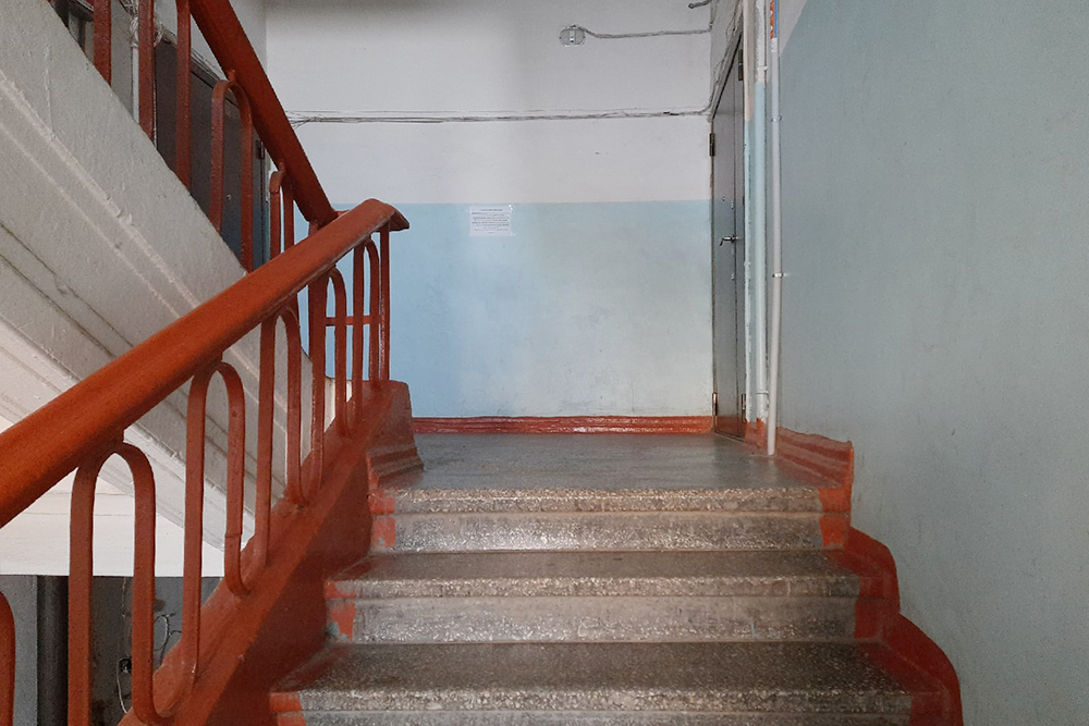 Лестницы в подъезде широкие, а ступеньки невысокие: удобно ходить даже пожилым людям