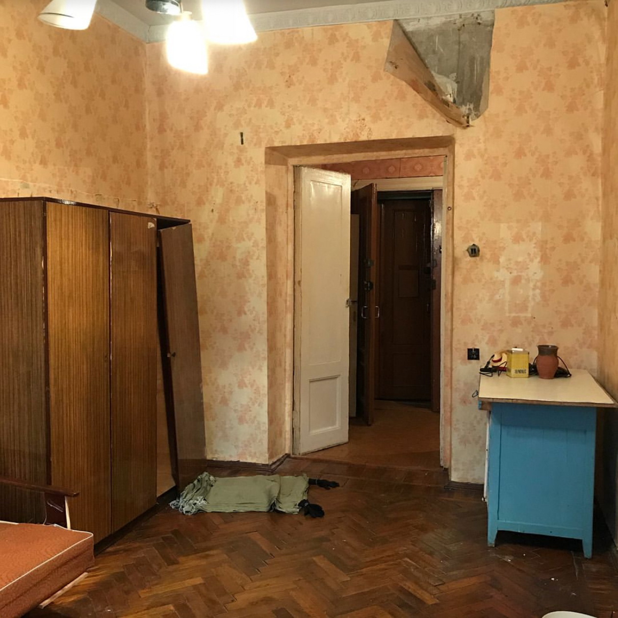 Квартира выглядела грустно: от стен отваливались обои, в ванной падала плитка. Фотографии: Елена Николаева