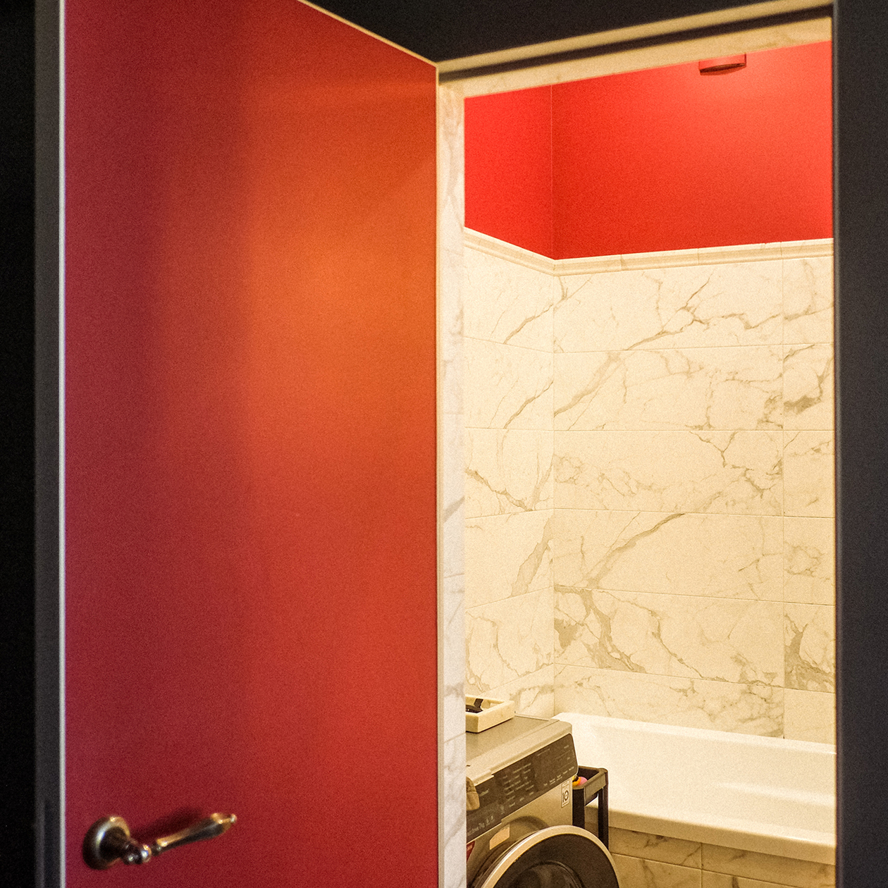 Как выяснилось, для ванной тоже хорошо подходит. Ты проводишь в ней немного времени, соответственно, цвет не надоедает. Но это эффектно и впечатляет гостей, потому что они не ожидают такое увидеть. Дверь я тоже покрасила: внутри — в красный, снаружи — в цвет стен