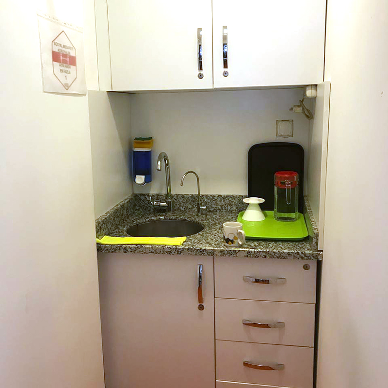 В офисе у нас была даже мини-кухня с посудой и раковиной