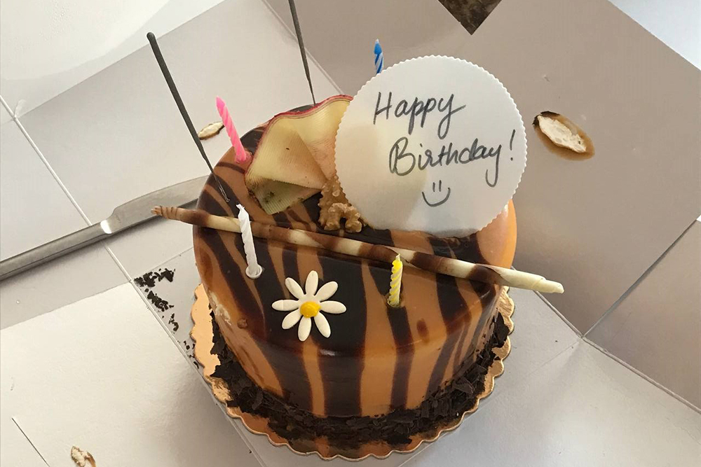 Это торт от коллег ко дню рождения