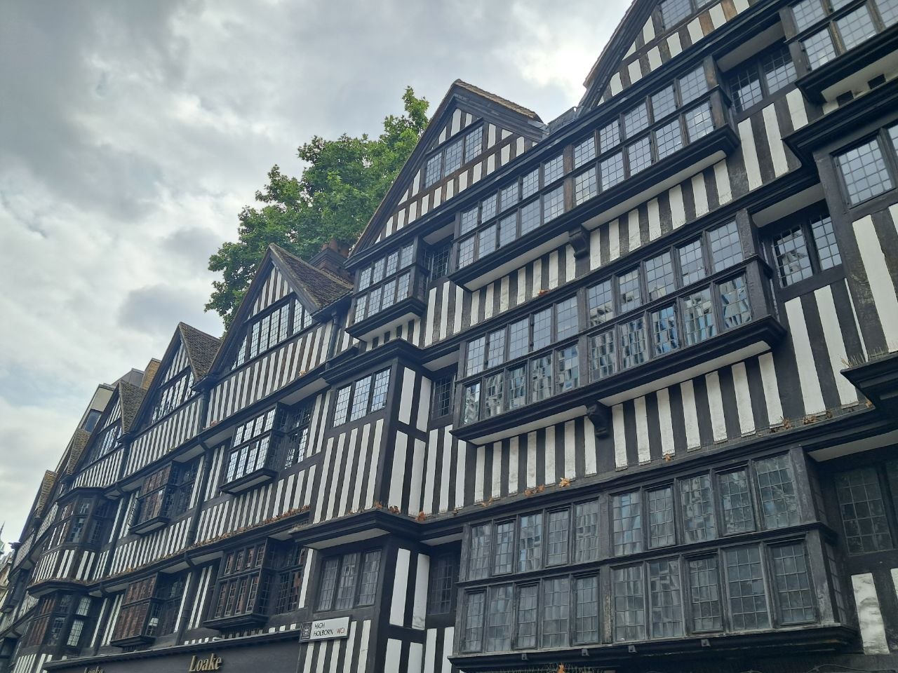Staple Inn сохранилась с 1570-х годов. Когда-то весь Лондон выглядел так. И сейчас в Англии много домов в таком стиле, но в основном это новодел