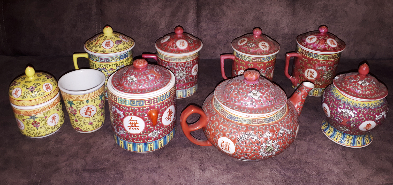 Часть моего китайского сервиза: четыре объемные кружки с крышками, стакан, заварочный чайник и три чайницы разного формата