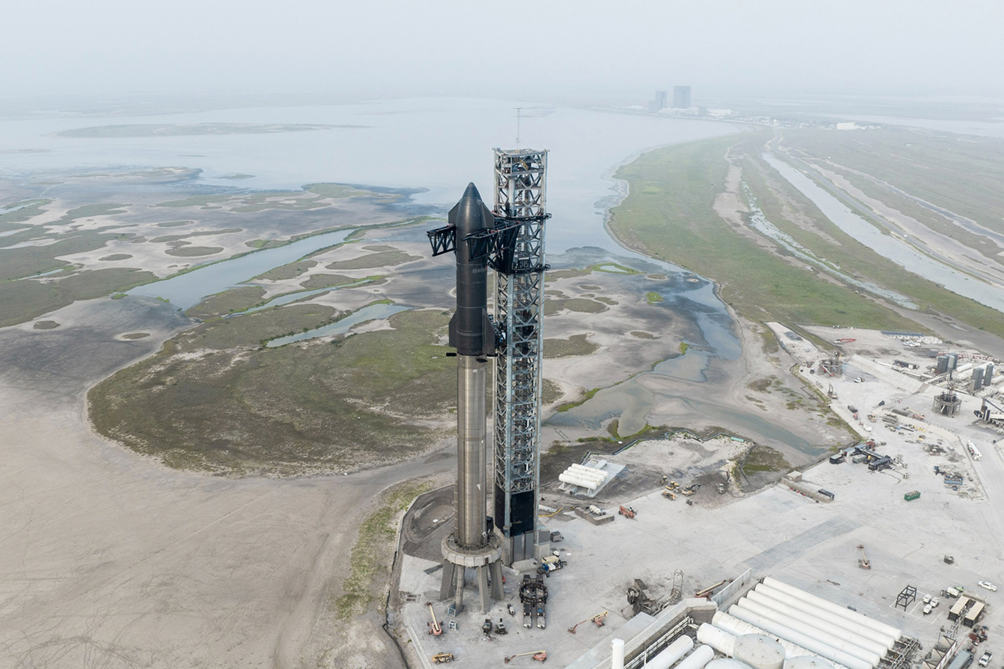 Сверху — корабль «Старшип». Он установлен на ускоритель Super Heavy. Источник: SpaceX