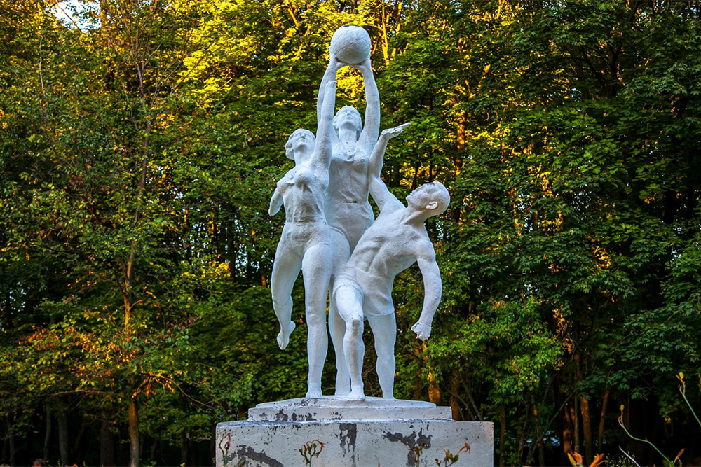 Памятник «Семья» в Лианозовском парке Москвы. Источник: Park Season