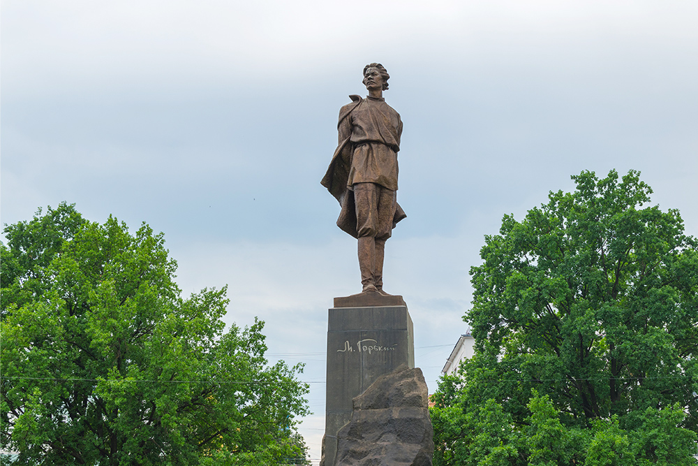 Памятник Максиму Горькому в Нижнем Новгороде. Источник: Srg Gushchin / Shutterstock