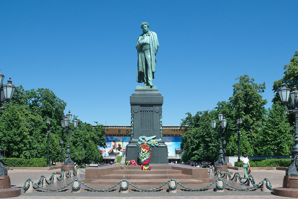 Памятник Пушкину в Москве — пожалуй, самое знаменитое скульптурное изображение поэта. Источник: Elena Koromyslova / Shutterstock