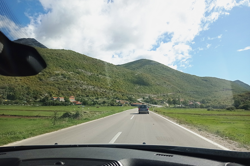 Босния и Герцеговина считается одной из беднейших стран Европы. Вот такие там дороги