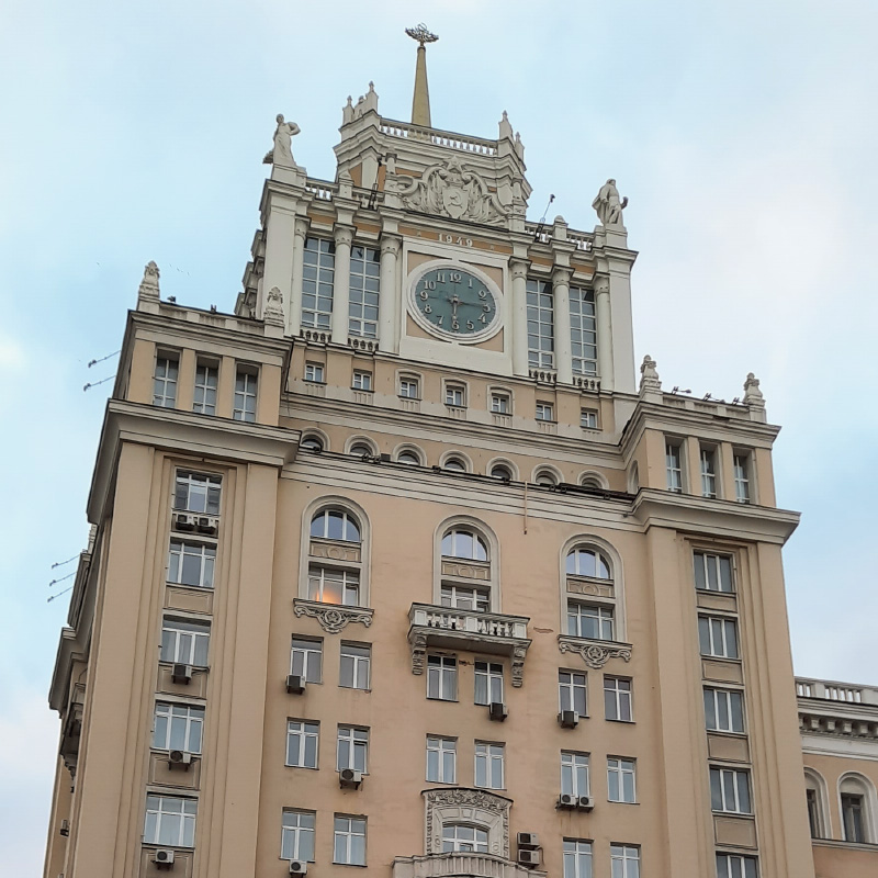 На фасаде здания есть дата — 1949 год, хотя отель открылся только спустя семь лет. Так произошло потому, что власти Москвы решили отметить дружбу двух государств: 1949 — год основания Китайской Народной Республики
