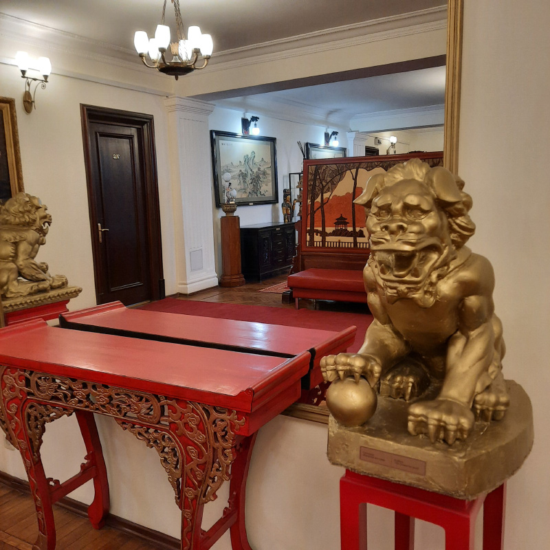 Некоторые посетители музея загадывают желания львам — стражникам отеля