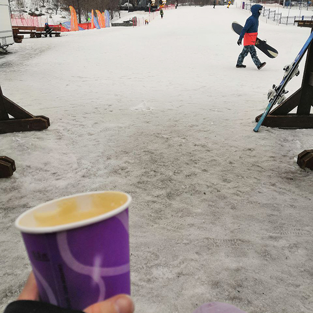 Этой зимой я работала инструктором по сноуборду и пила кофе, чтобы согреться