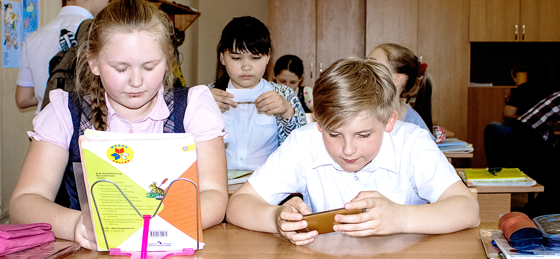 Президент подписал закон о запрете использования смартфонов на уроках в школе