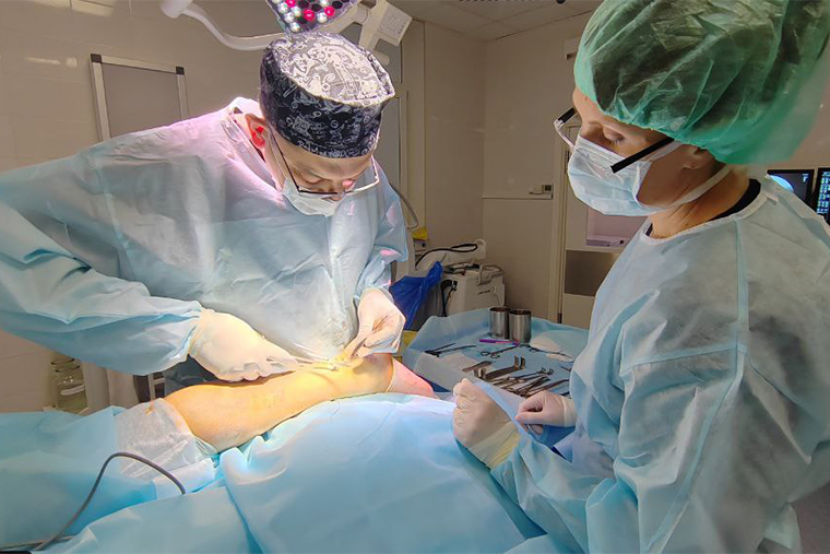 Так хирурги оперируют стопы. Фото героя интервью