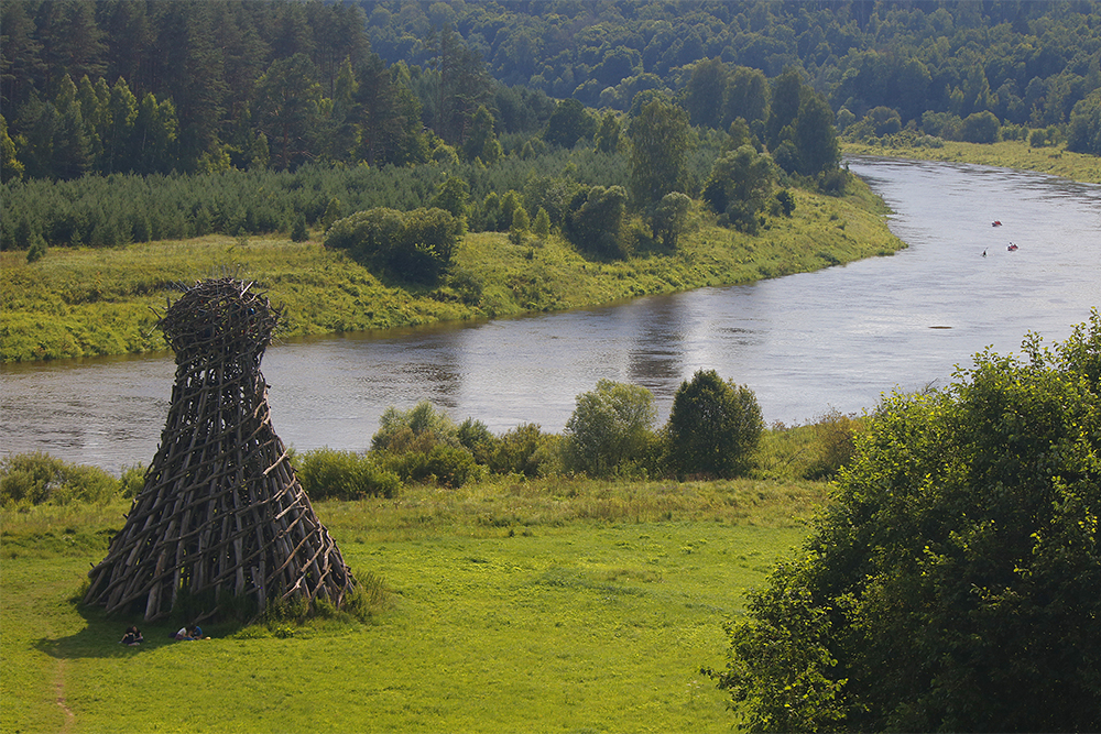 В 2004 году на месте снеговиков Полисский создал 18⁠-⁠метровый маяк из ветвей, который собрали без гвоздей. Это один из самых популярных объектов парка. Источник: Fedor Sidorov / Shutterstock