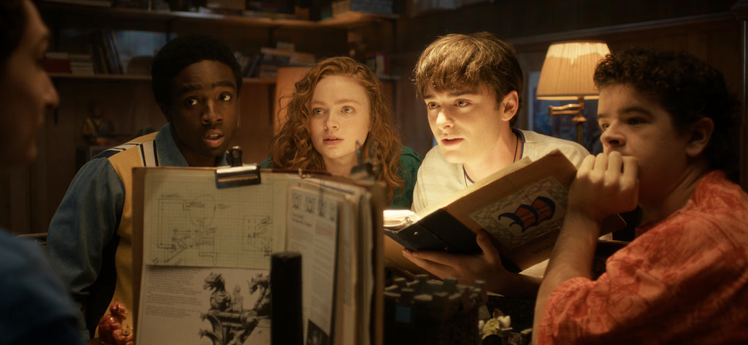 Работа без сценария и помощь ChatGPT: что мы узнали из фильма о съемках «Очень странных дел»