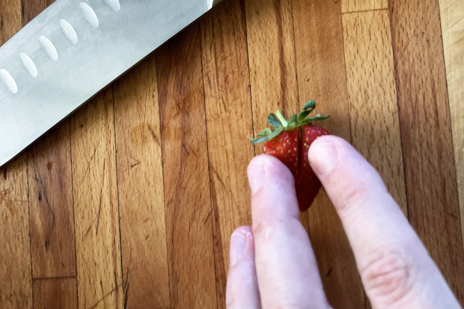 Так нужно разрезать ягоды, чтобы насадить их на край бокала