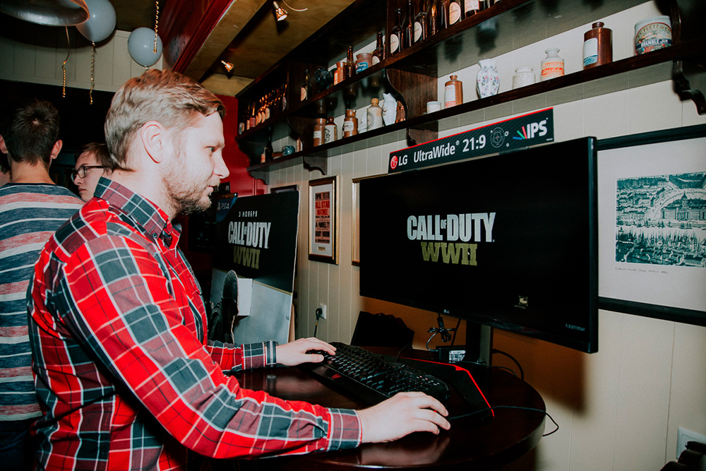 Зрители тоже могли поиграть в новую часть Call of Duty на отдельных компьютерах — была оборудована самостоятельная демозона от партнеров LG