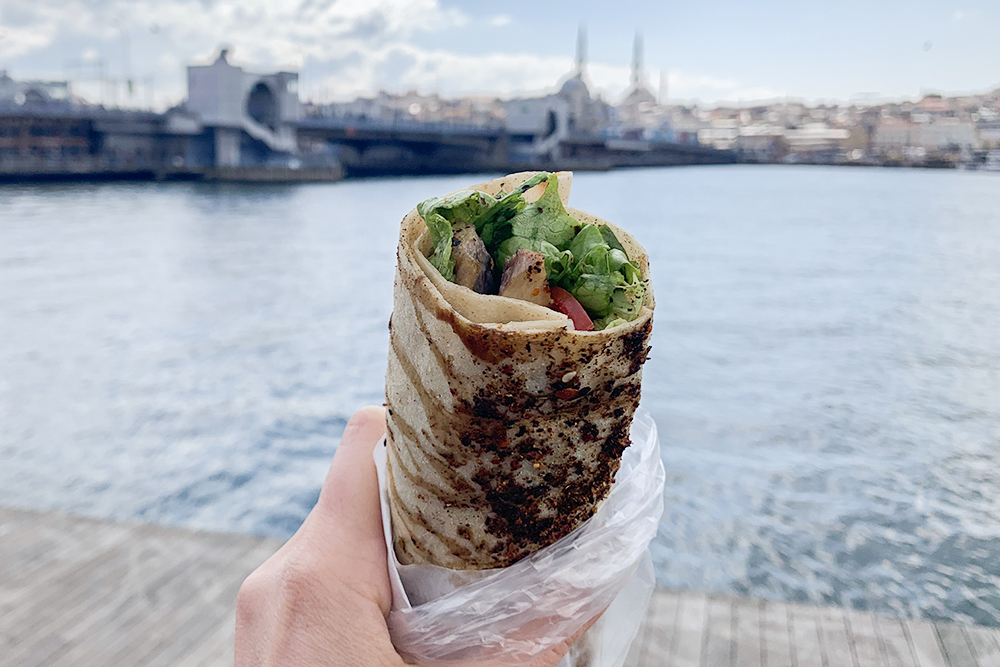 Стамбульская романтика: лаваш с рыбой и остановка возле бухты Золотой Рог