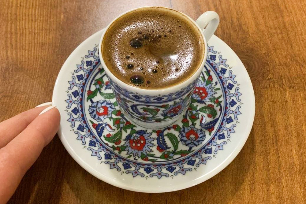 Стамбульская эстетика: расписная чашка и плотная кофейная пенка