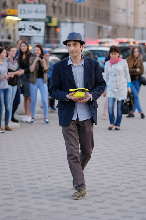 Музыкант Вова выступает в роли шляпника. Фото Ивана Петрова
