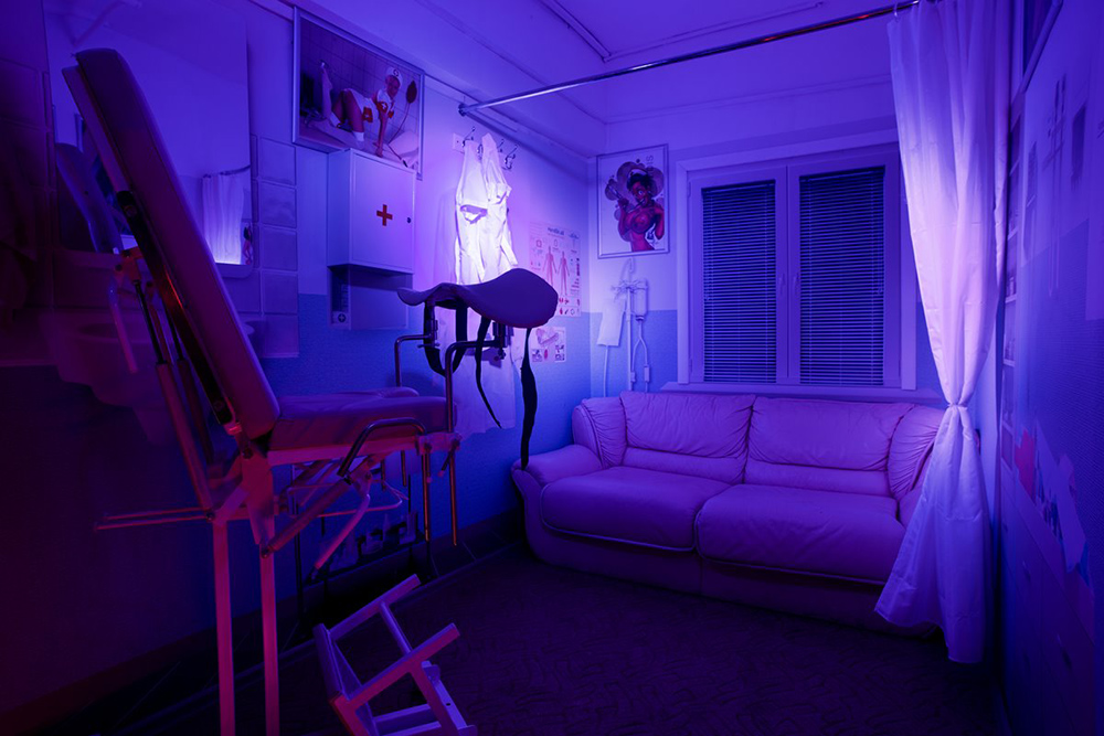 В этой комнате для приватов стоит даже гинекологическое кресло. Источник: virginsclub.ru