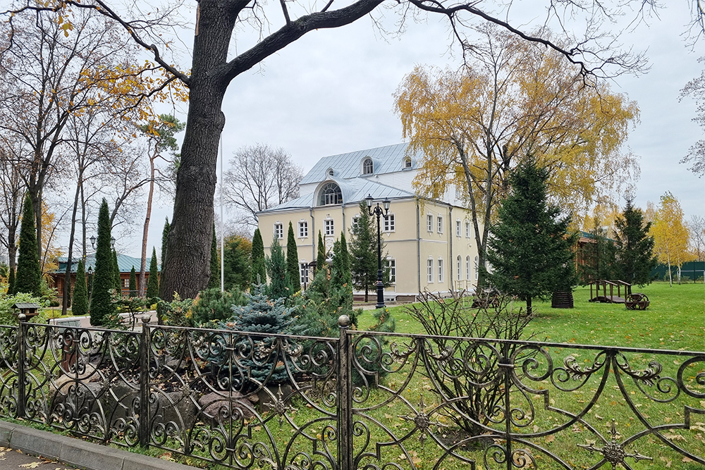 В центре парка стоит православная гимназия