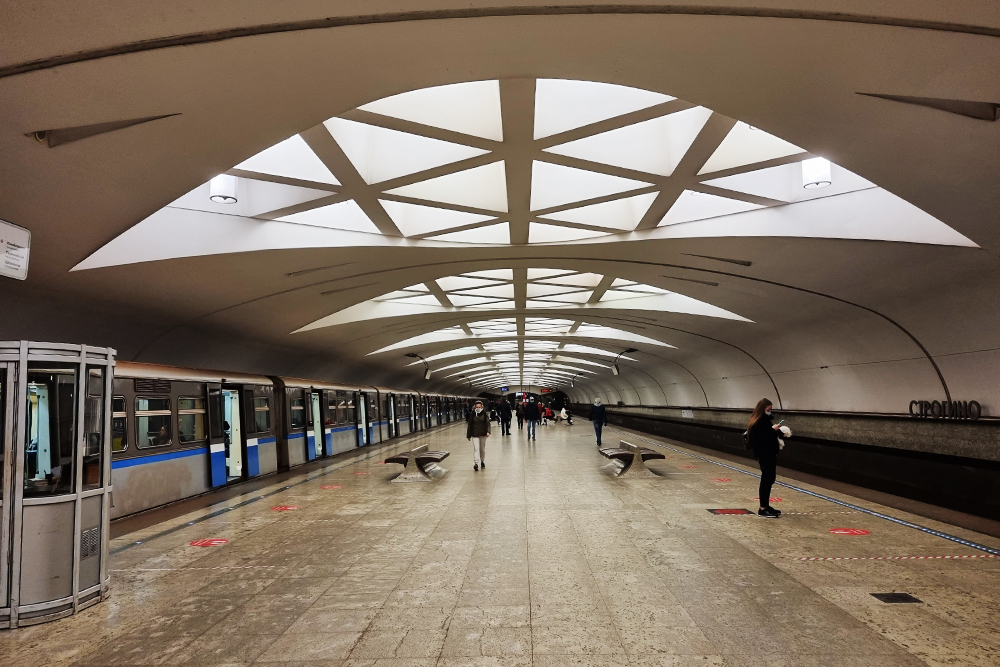 «Строгино» — большая, просторная станция, но без изюминки. Расположенная на этой же ветке станция «Славянский бульвар» оформлена в стиле французского метро — она мне нравится больше
