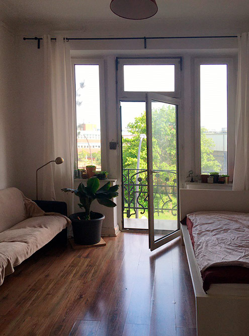 Моя комната за 340 €. У меня есть кровать, диван, шкаф, рабочий стол, балкон и много цветов