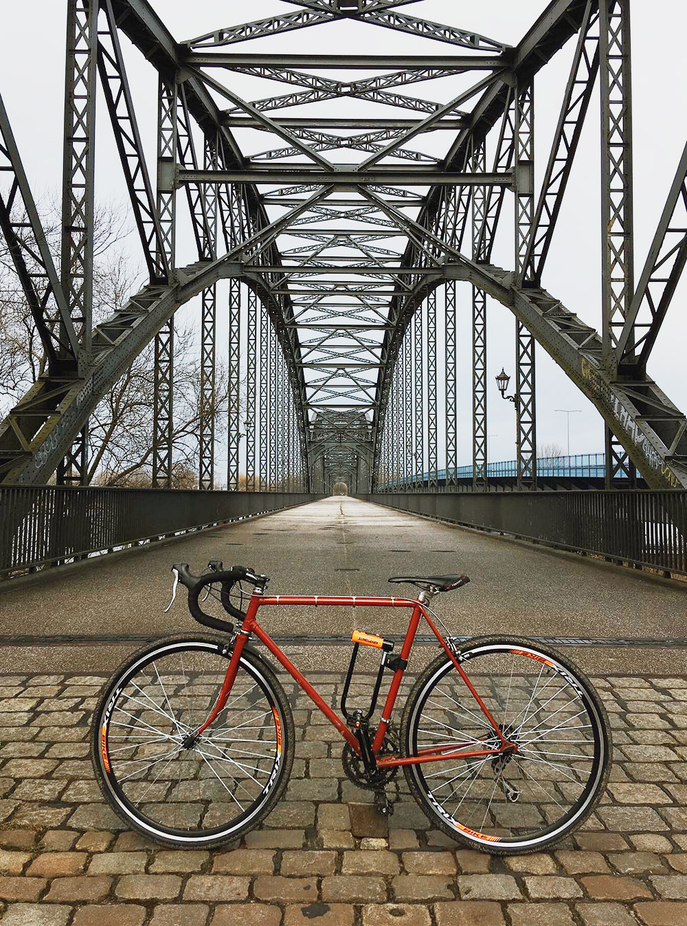 На велосипеде от железнодорожной станции Вильямсбург до моста можно доехать за 20 минут